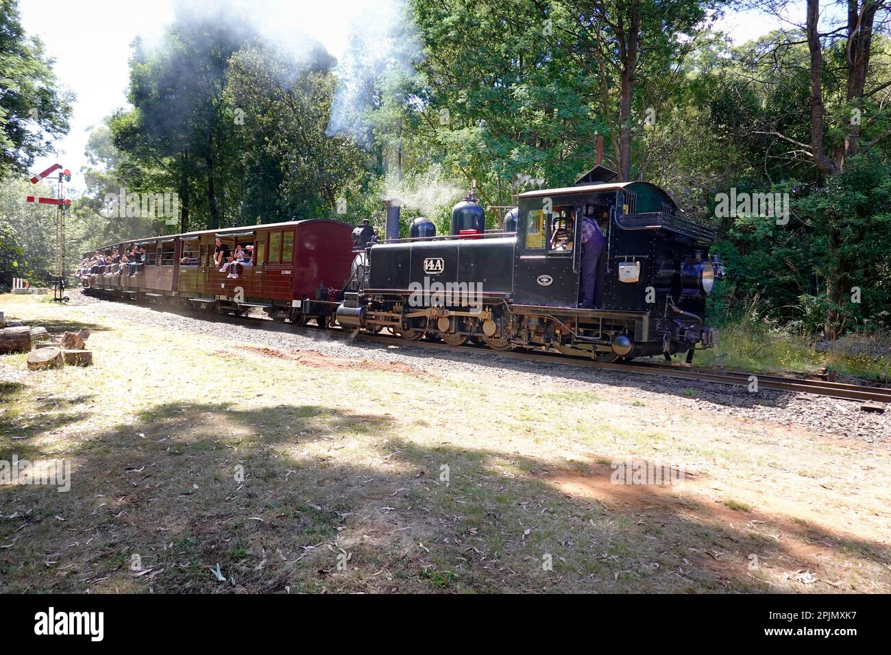 Touristen, die mit dem Puffing Billy Steam Train in Melbourne, Australien fahren Stockfoto