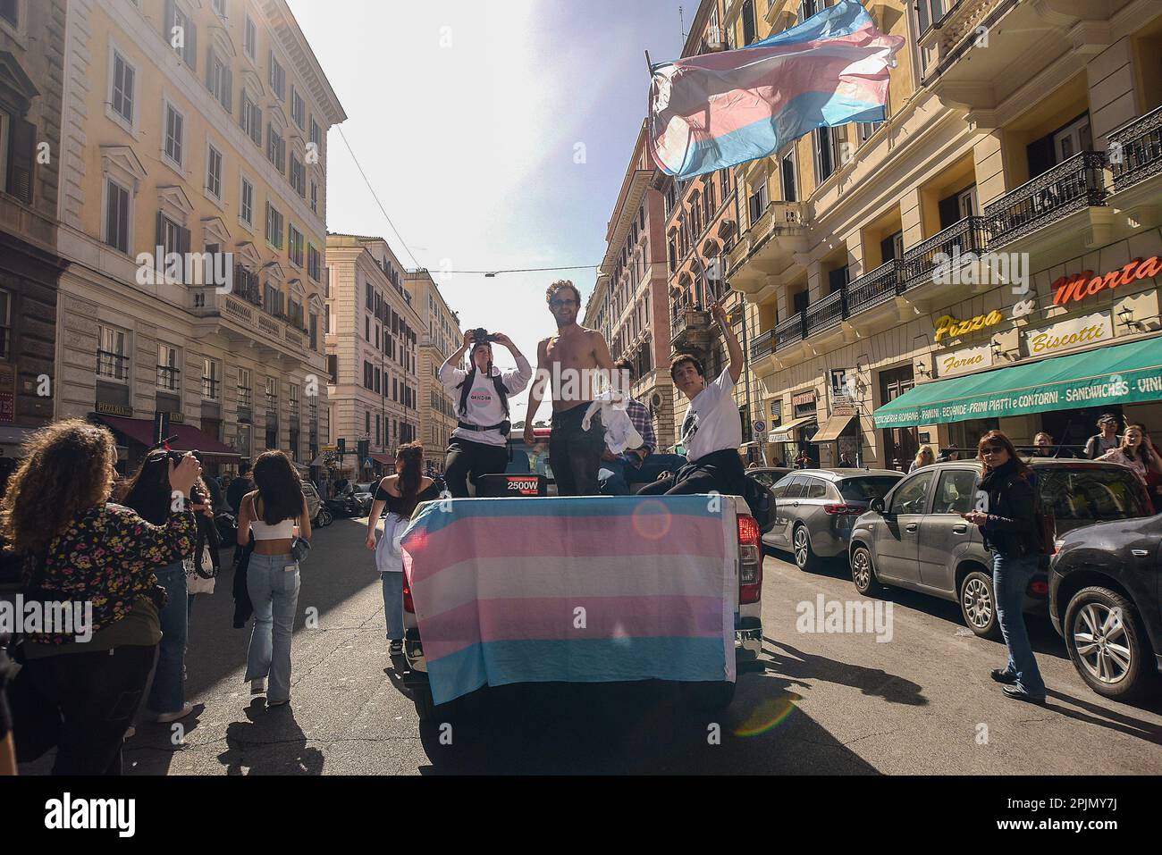 Rom, Italien. 01. April 2023. Die Menschen nehmen am Transgender Day of Visibility in Rom Teil. Die Demonstration ist Teil des Transgender Day of Visibility, einer jährlichen Veranstaltung, die am 31. März stattfindet und sich der Feier von Transgender-Menschen und der Sensibilisierung für die Diskriminierung von Transgender-Menschen weltweit widmet. Kredit: SOPA Images Limited/Alamy Live News Stockfoto