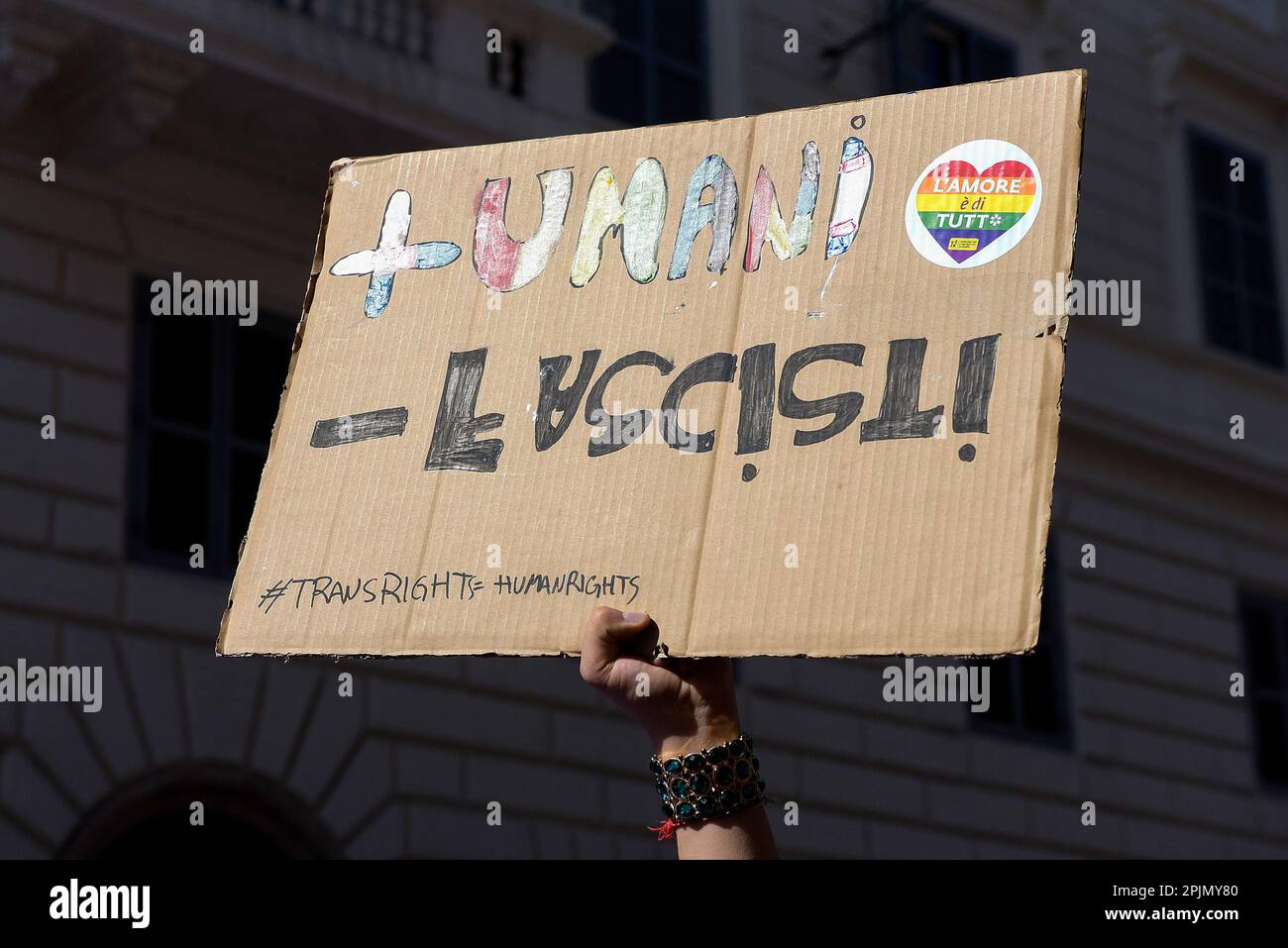 Rom, Italien. 01. April 2023. Während der Transgender Day of Visibility Demonstration in Rom hält eine Person ein Plakat hoch. Die Demonstration ist Teil des Transgender Day of Visibility, einer jährlichen Veranstaltung, die am 31. März stattfindet und sich der Feier von Transgender-Menschen und der Sensibilisierung für die Diskriminierung von Transgender-Menschen weltweit widmet. Kredit: SOPA Images Limited/Alamy Live News Stockfoto