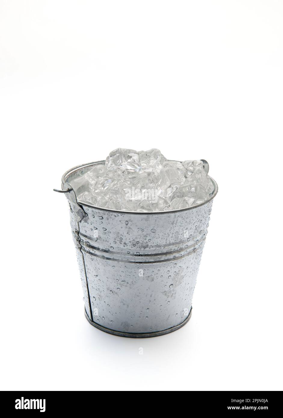 Eiskübel mit isoliertem Eis auf weißem Hintergrund Stockfoto