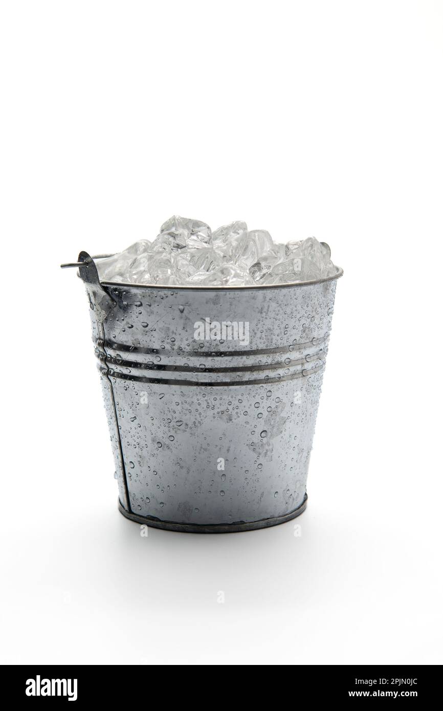 Eiskübel mit isoliertem Eis auf weißem Hintergrund. Stockfoto