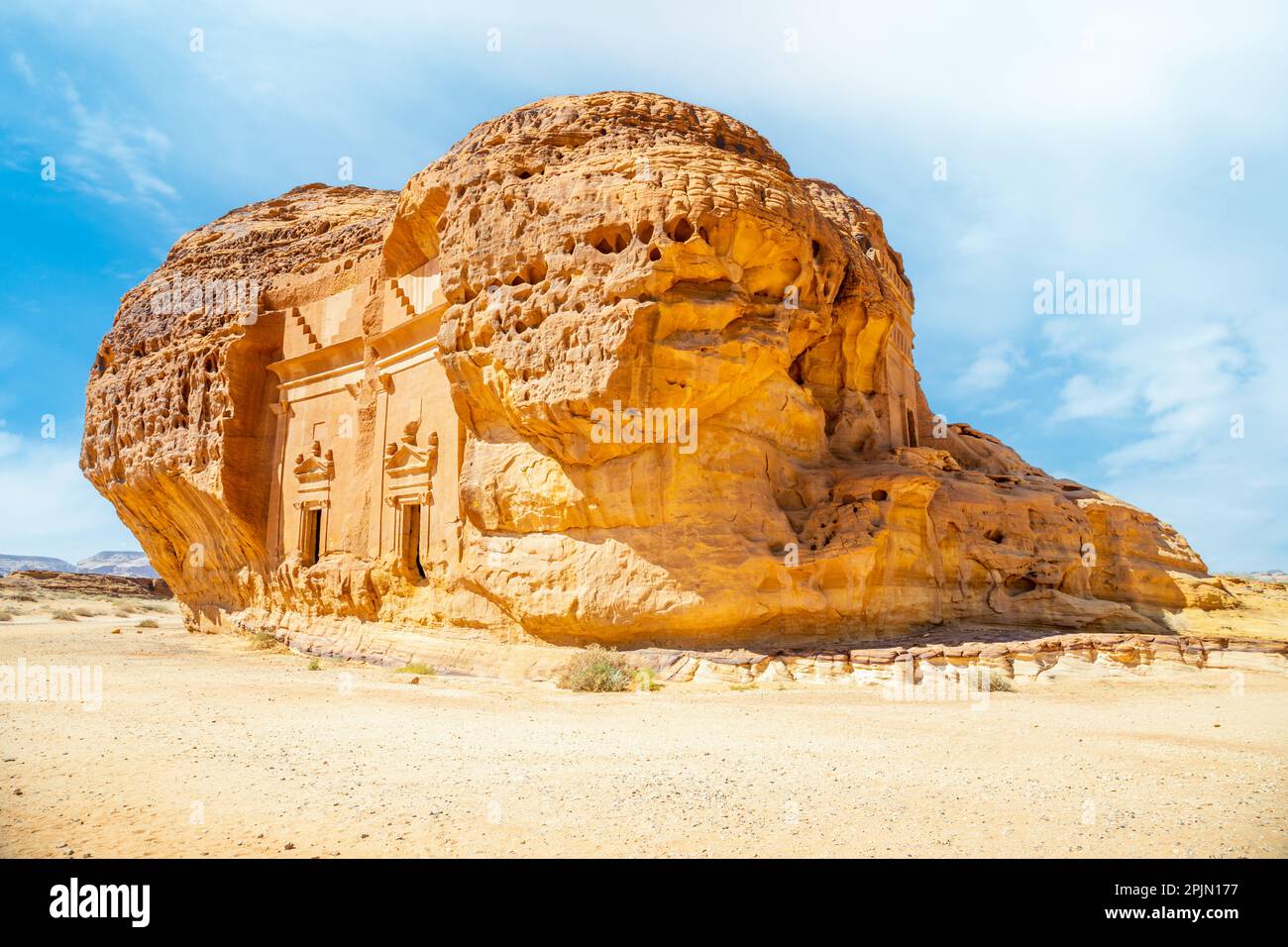 In Stein gemeißelte Gräber von Jabal al ahmar, Al Ula, Saudi-Arabien Stockfoto