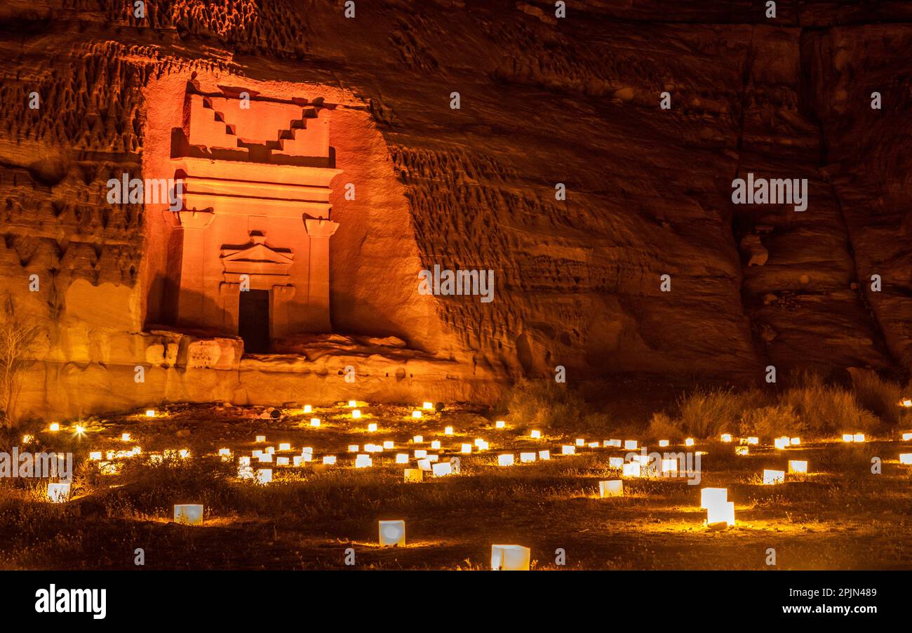 Antiken Gräber der Stadt Hegra, beleuchtet während der Nacht, Al Ula, Saudi-Arabien Stockfoto