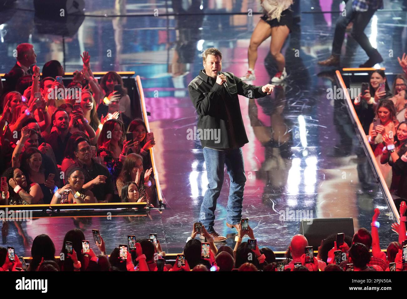 Sänger BLAKE SHELTON tritt auf der Bühne bei den Country Music Television (CMT) Music Awards 2023 auf, die am 2. April 2023 zum ersten Mal im Moody Center in Austin, Texas, abgehalten wurden, bevor die Menge ausverkauft war. Kredit: Bob Daemmrich/Alamy Live News Stockfoto