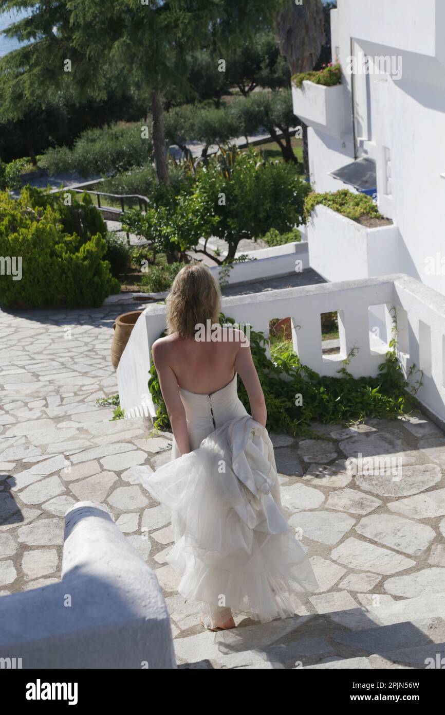 Porträt der Braut in langem, weißem Hochzeitskleid im Touristenresort, Hochzeitskonzept des Reiseziels. Island – entspannte Brautmode im Bo-Stil. Stockfoto