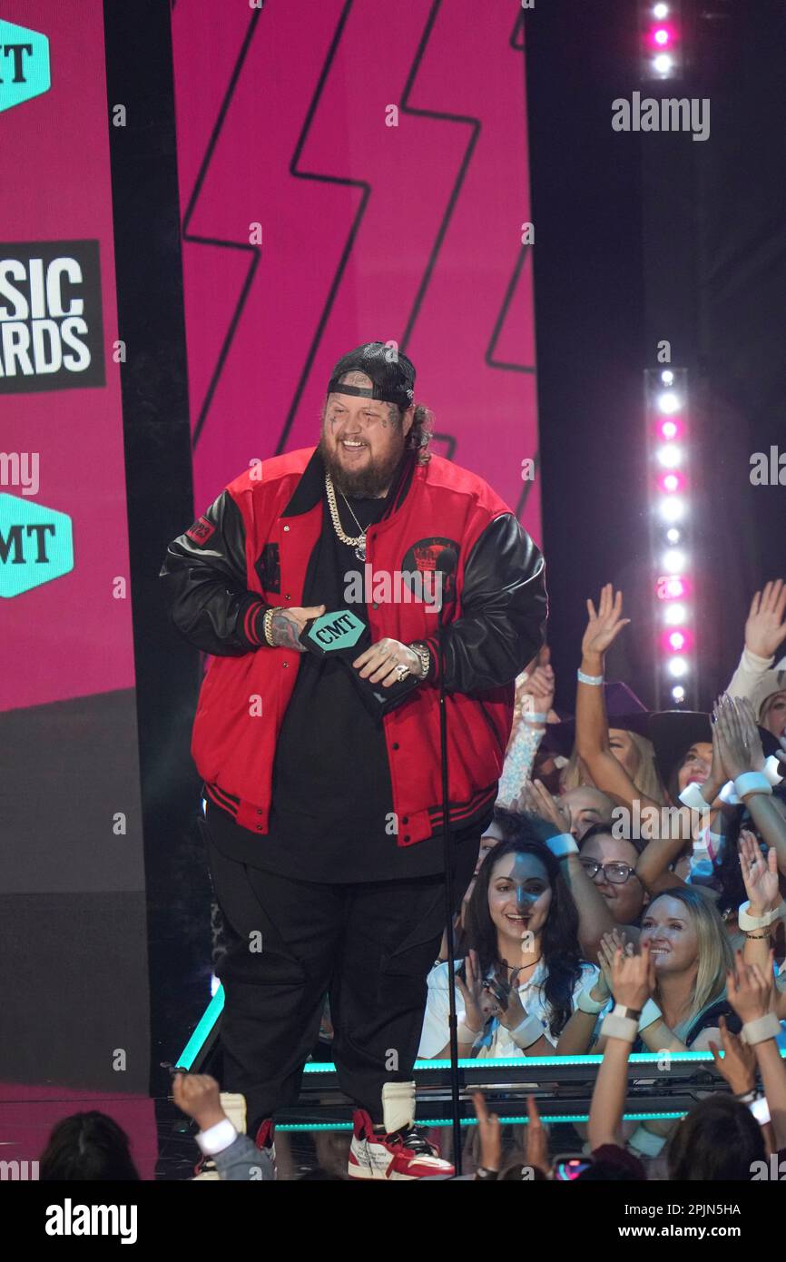 Preisträger JELLY ROLL, auch bekannt als JASON DEFORD, nimmt bei den Country Music Television (CMT) Music Awards 2023, die am 2. April 2023 im Moody Center zum ersten Mal in Austin, Texas, stattfanden, eine Auszeichnung für „Breakthrough Male Video of the Year Onstage“ an, bevor die Menge ausverkauft war. Kredit: Bob Daemmrich/Alamy Live News Stockfoto