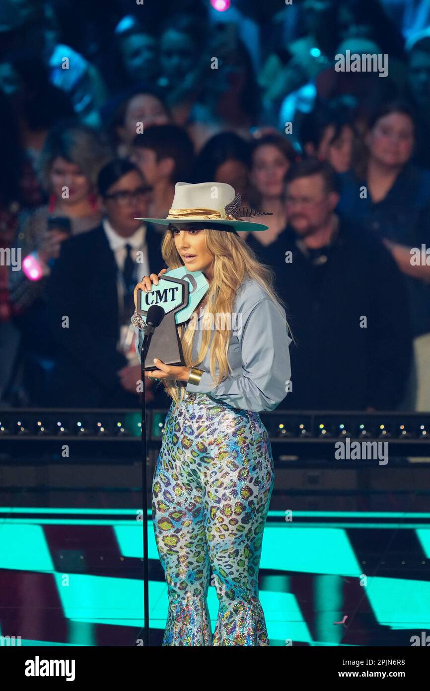 Der Sänger LAINEY WILSON nimmt bei den Country Music Television (CMT) Music Awards 2023, die am 2. April 2023 im Moody Center zum ersten Mal in Austin, Texas, abgehalten werden, eine Auszeichnung entgegen, bevor die Menge ausverkauft ist. Kredit: Bob Daemmrich/Alamy Live News Stockfoto