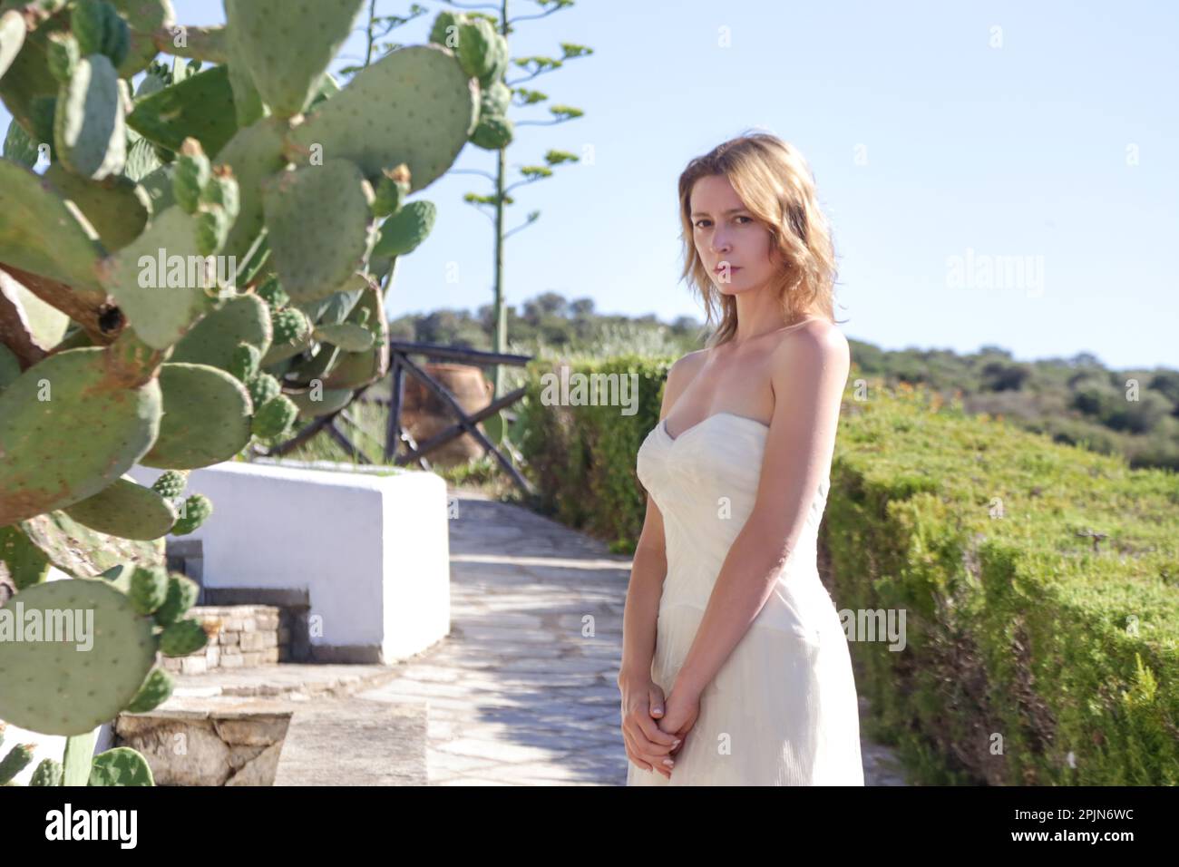 Porträt der Braut in langem, weißem Hochzeitskleid im Touristenresort, Hochzeitskonzept des Reiseziels. Island – entspannte Brautmode im Bo-Stil. Stockfoto