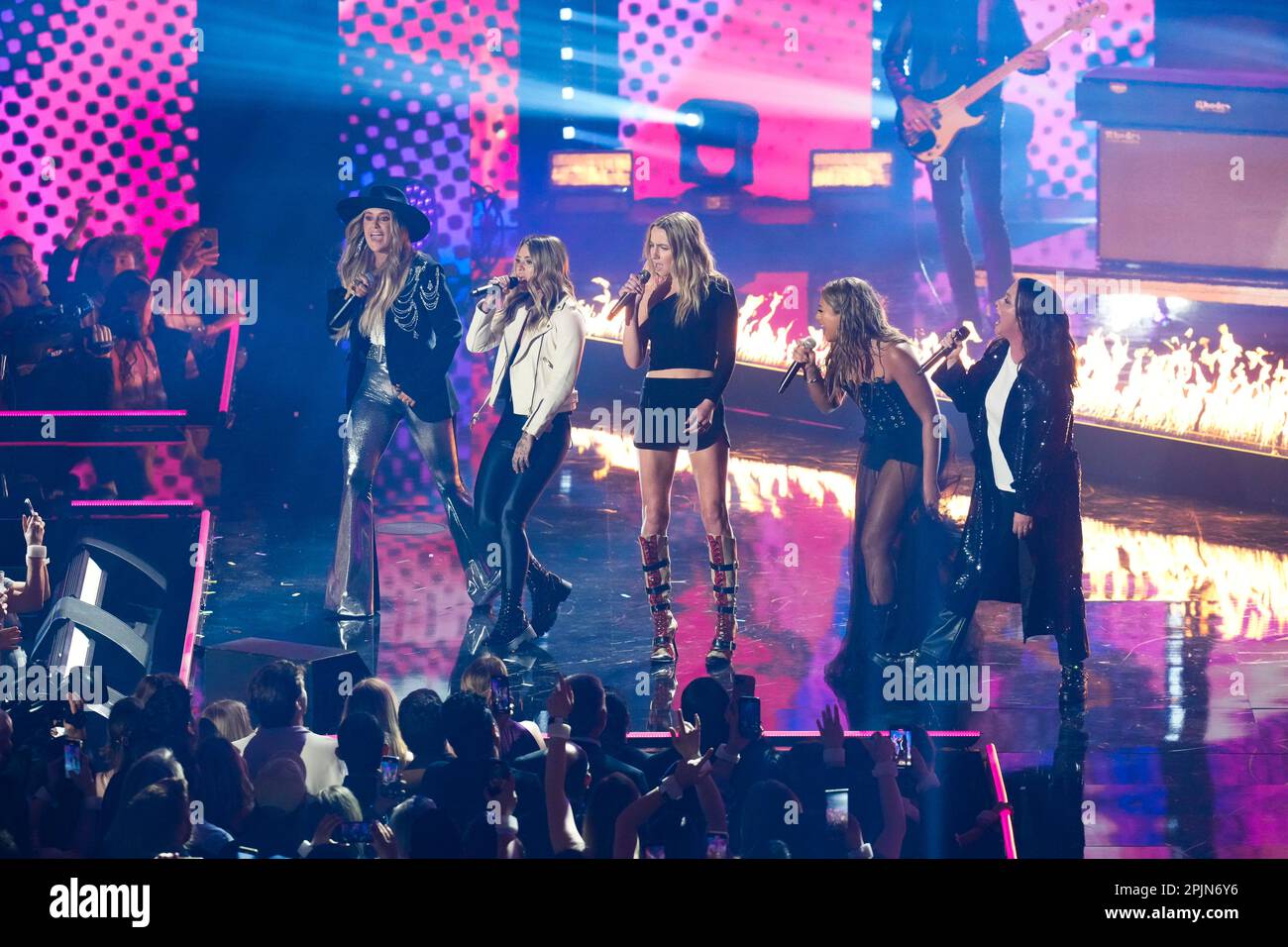 Die Sänger LAINEY WILSON, MORGAN WADE, INGRID ANDRESS und MADELINE EDWARDS feiern gemeinsam mit ALANIS MORISETTE (ganz rechts) den 10. Jahrestag der „Next Women of Country“ auf der Bühne bei den Country Music Television (CMT) Music Awards 2023, die am 2. April erstmals in Austin, Texas, abgehalten werden. 2023 im Moody Center, bevor eine ausverkaufte Menge. Kredit: Bob Daemmrich/Alamy Live News Stockfoto