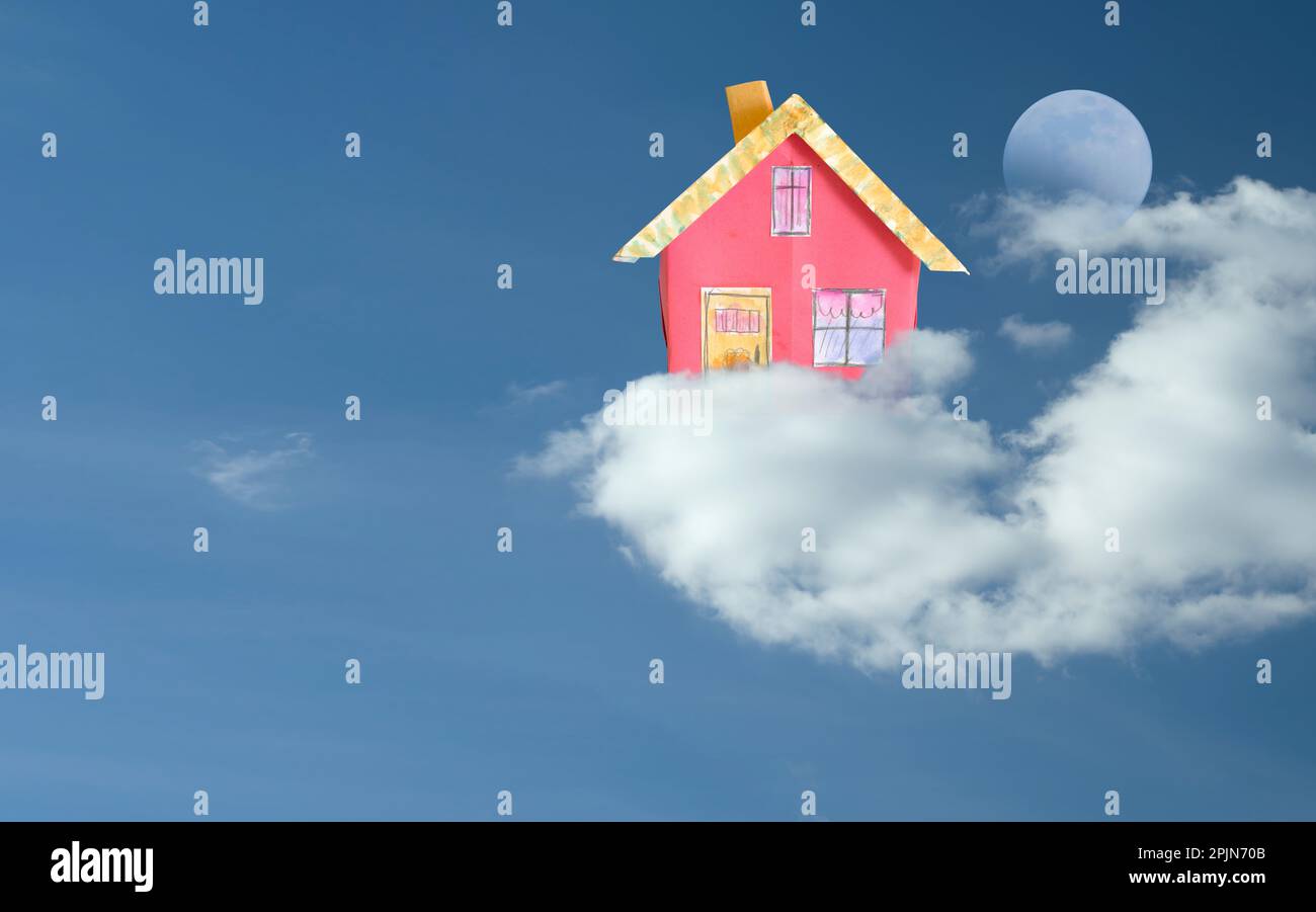 Der Traum von Hausbesitz, Modellhaus auf Wolke, blauer Himmel und Mond, Konzept, kostenloser Kopierraum Stockfoto