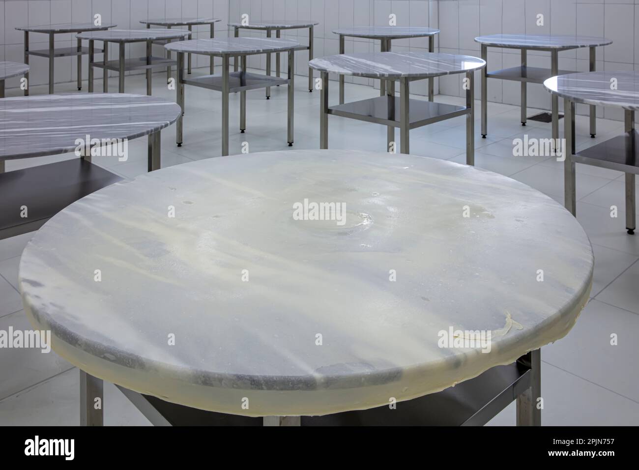 Modernisierung von Lebensmittelverarbeitungsanlagen, Produktionslinien. Herstellung einer Brotbackfabrik mit frischen Produkten. Lebensmittelfabrik mit Marmortischen U Stockfoto