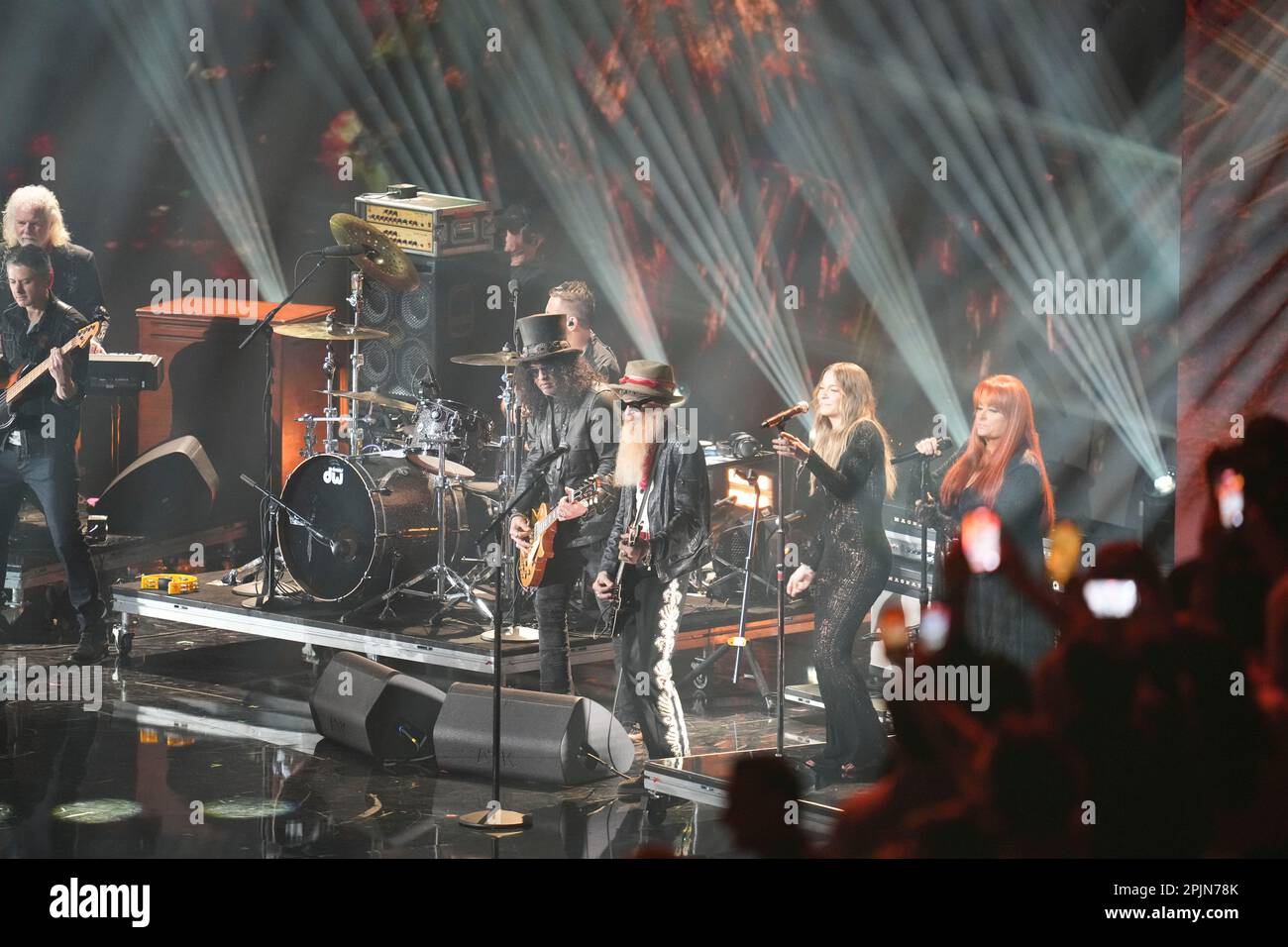 Ein Finale der Lynyrd Skynyrd-Tribut mit SLASH, BILLY GIBBONS, LEANN RIMES und WYNONNA JUDD bei den Country Music Television (CMT) Music Awards 2023, die am 2. April 2023 im Moody Center zum ersten Mal in Austin, Texas, abgehalten wurden, bevor die Menge ausverkauft war. Kredit: Bob Daemmrich/Alamy Live News Stockfoto