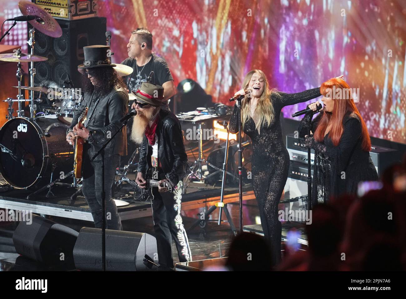 Ein Finale der Lynyrd Skynyrd-Tribut mit SLASH, BILLY GIBBONS, LEANN RIMES und WYNONNA JUDD bei den Country Music Television (CMT) Music Awards 2023, die am 2. April 2023 im Moody Center zum ersten Mal in Austin, Texas, abgehalten wurden, bevor die Menge ausverkauft war. Kredit: Bob Daemmrich/Alamy Live News Stockfoto