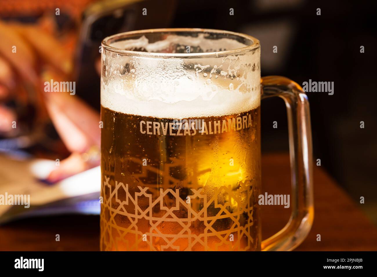 Ein erfrischendes Glas kaltes Cervezas Alhambra Lagerbier. Stockfoto