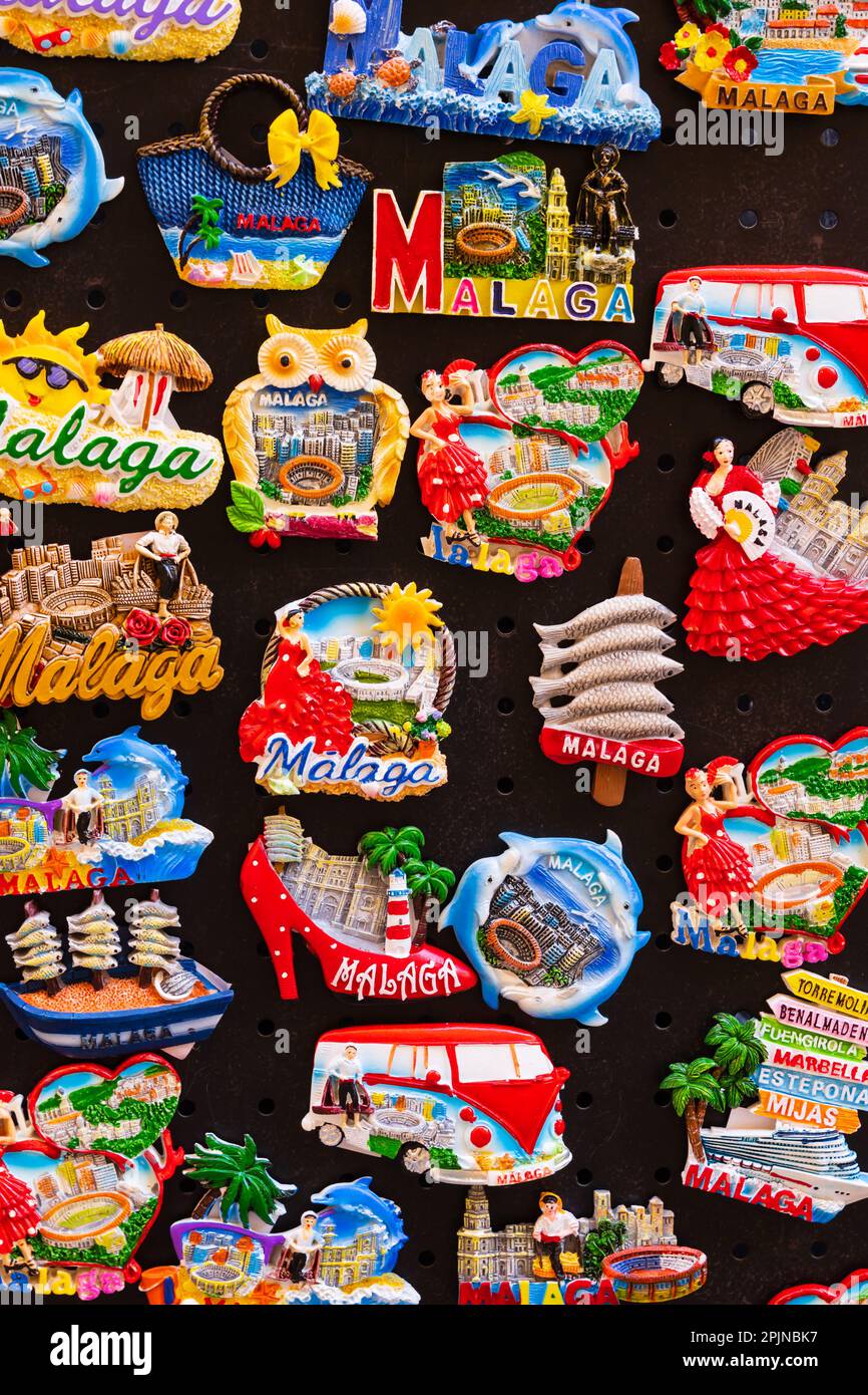 Malaga-Kühlschrankmagnete auf schwarzem Hintergrund vor einem Souvenirladen für Touristen. Malaga, Andalusien, Spanien Stockfoto