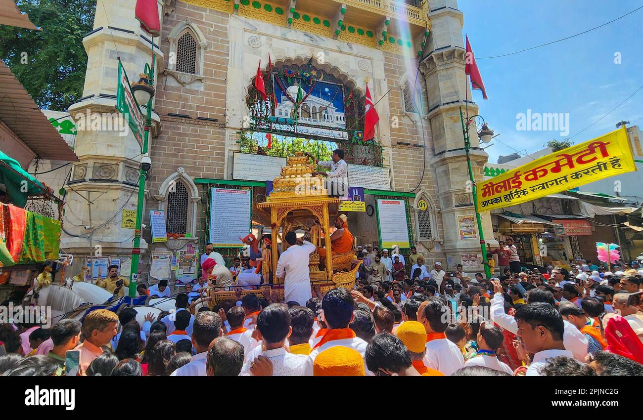 Ajmer, Indien. 03. April 2023. Ahavir Jayanti-Feier vor Dargah Khwaza Moinuddin Chishty. Mahavir Janma Kalyanak ist eines der wichtigsten religiösen Festivals im Jainismus. Es feiert die Geburt von Lord Mahavir. (Foto: Shaukat Ahmed/Pacific Press) Kredit: Pacific Press Media Production Corp./Alamy Live News Stockfoto