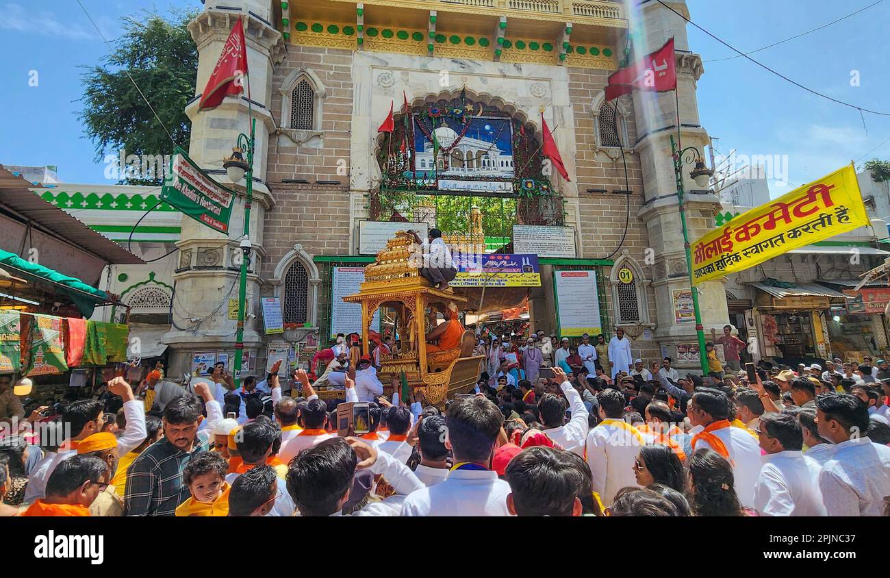 Ajmer, Indien. 03. April 2023. Ahavir Jayanti-Feier vor Dargah Khwaza Moinuddin Chishty. Mahavir Janma Kalyanak ist eines der wichtigsten religiösen Festivals im Jainismus. Es feiert die Geburt von Lord Mahavir. (Foto: Shaukat Ahmed/Pacific Press) Kredit: Pacific Press Media Production Corp./Alamy Live News Stockfoto