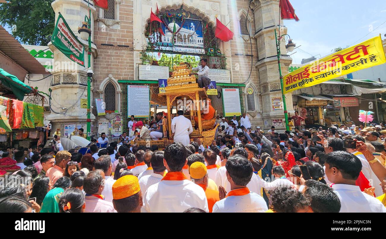 Ajmer, Indien. 03. April 2023. Ahavir Jayanti-Feier vor Dargah Khwaza Moinuddin Chishty. Mahavir Janma Kalyanak ist eines der wichtigsten religiösen Festivals im Jainismus. Es feiert die Geburt von Lord Mahavir. (Foto: Shaukat Ahmed/Pacific Press) Kredit: Pacific Press Media Production Corp./Alamy Live News Stockfoto