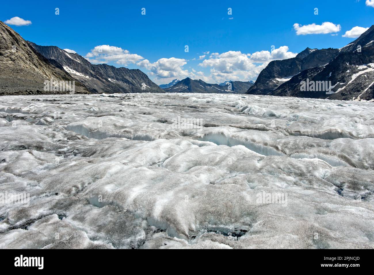 Mächtiges Gletschereis auf dem Eisfeld Konkordiaplatz, großer Aletschgletscher, Grindelwald, Berner Oberland, Schweiz Stockfoto