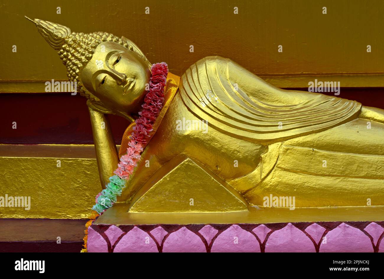 Liegen Buddha auf einem Bett aus Lotusblumen, Wat Phra Yai, der große Buddha Tempel, auf Ko Phan, Koh Samui, Thailand Stockfoto