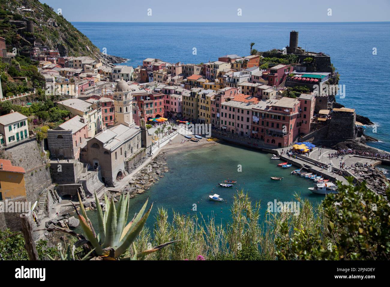 Das Dorf Vernazza in der Cinque Terre (oder „fünf Länder“) – eine Reihe von Jahrhunderte alten Dörfern an der zerklüfteten italienischen Riviera. Stockfoto