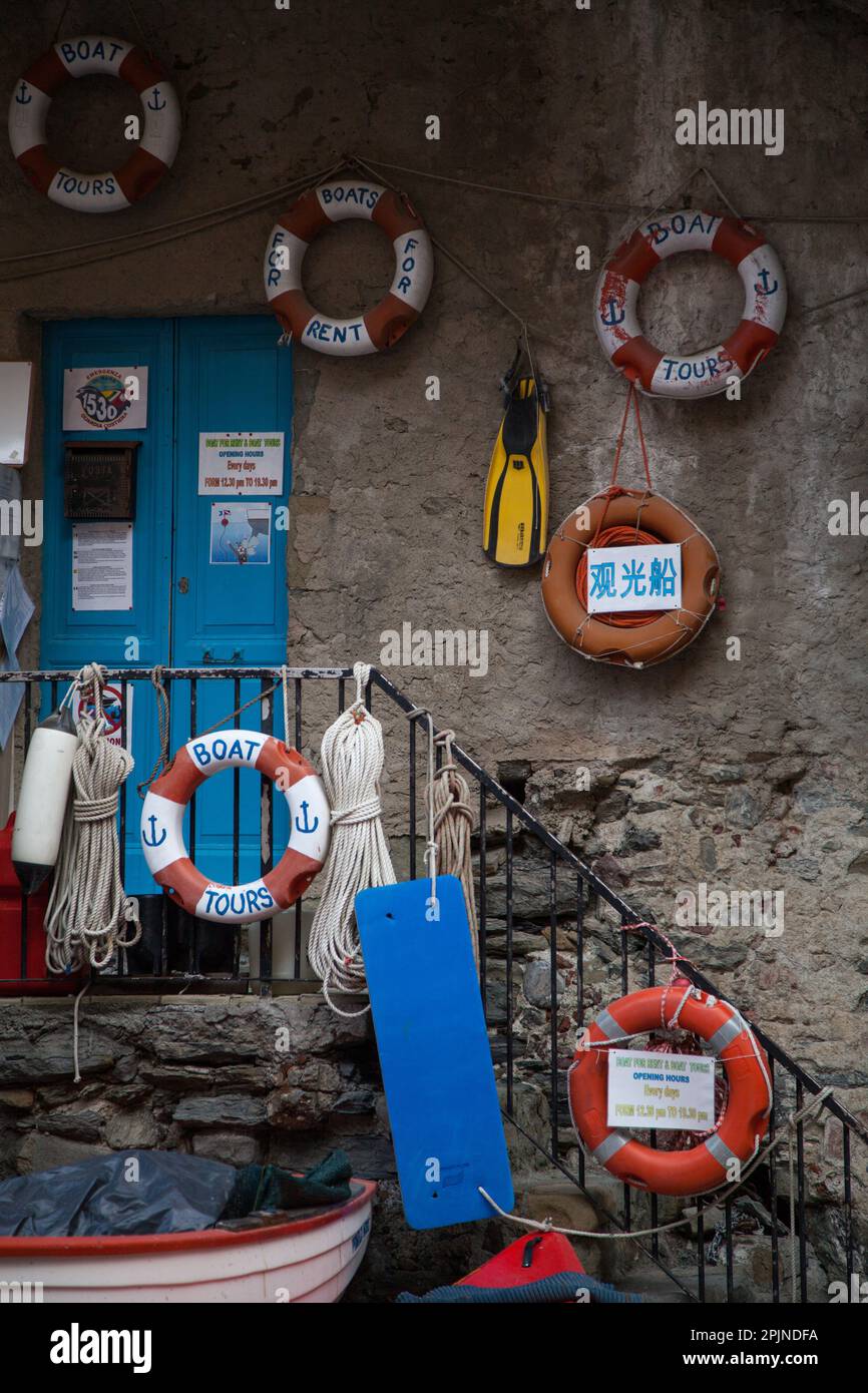 Verleih von Booten und Kajaks neben dem kleinen Hafen im Dorf Riomaggiore in der Cinque Terre. Stockfoto