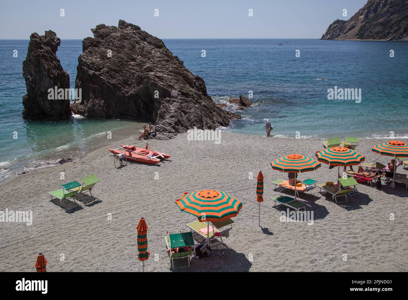 Der beliebte Strand im Dorf Monterosso in Italiens malerischer Region Cinque Terre. Stockfoto