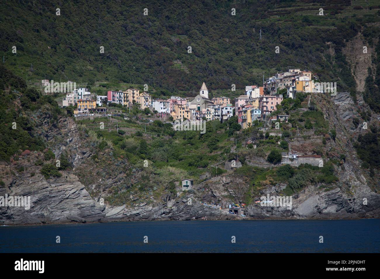 Das Dorf Corniglia in der Cinque Terre – eine Reihe jahrhundertealter Dörfer an der zerklüfteten italienischen Riviera. Stockfoto