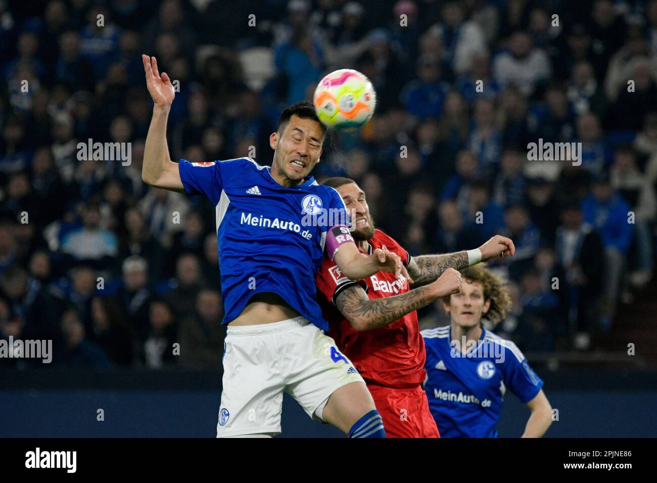 Veltins Arena Gelsenkirchen Deutschland, 1,4.2023, Fußball: 1.Bundesliga Season 2022/23, Matchday 26, Schalke 04 (S04), vs Bayer 04 Leverkusen (B04) - Maya Yoshida (S04) trägt Kapitänsarmband mit Slogan „Stop Racism“ , Robert Andrich (B04) Stockfoto