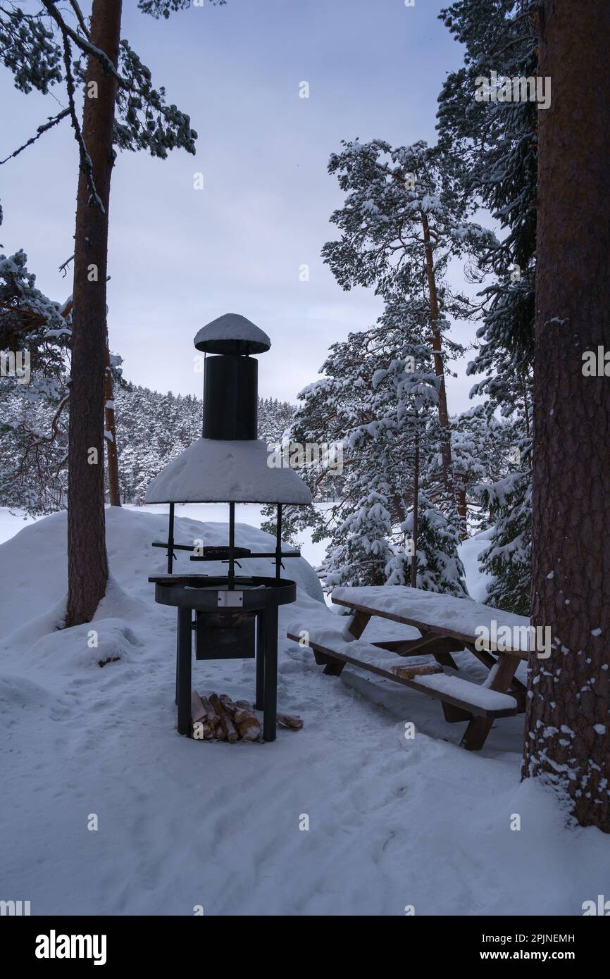 Lagerfeuer in Katajajarvi im Winter. Repovesi-Nationalpark, Kouvola, Finnland. Stockfoto