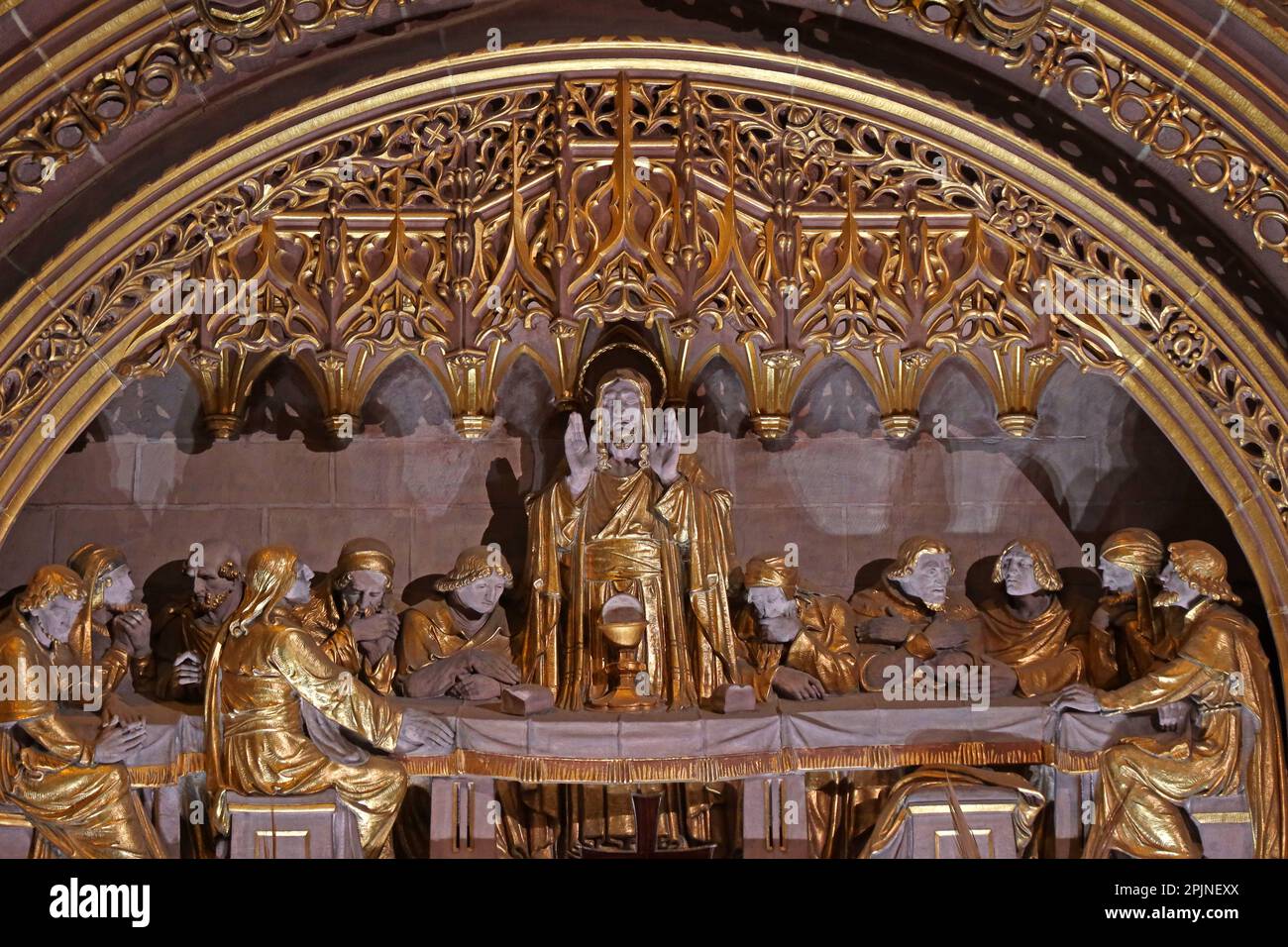 Letztes Abendmahl frieze, auf dem Altar in der anglikanischen Kathedrale, St. James' Mount, Liverpool, Merseyside, England, UK, L1 7AZ Stockfoto