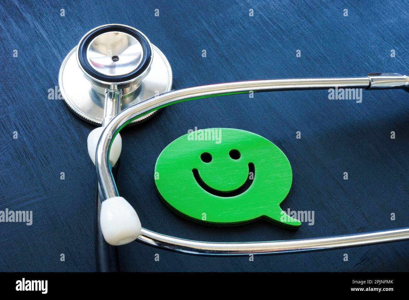 Konzept der positiven Patientenerfahrung. Stethoskop und Smiley. Stockfoto