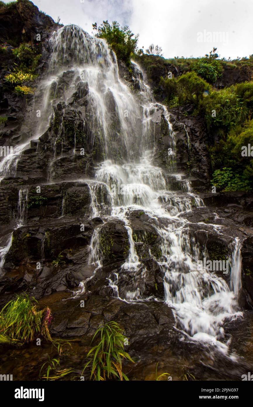 Naher Blick auf den Mahai-Wasserfall, wo sich die Wasserfälle von einer Klippe im Drakensberg-Gebirge befinden Stockfoto