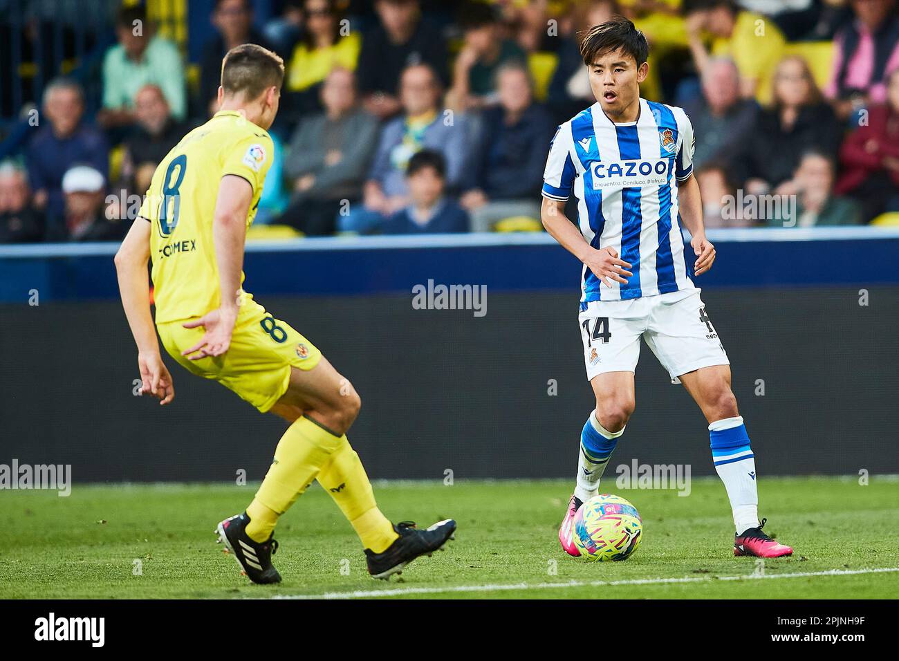 Takefusa Kubo (Real Sociedad, Nr. 14) und Juan Marcos Foyth (Villarreal CF, Nr. 8) in Aktion während des Spiels LaLiga Santander zwischen Villarreal CF und Rea Stockfoto