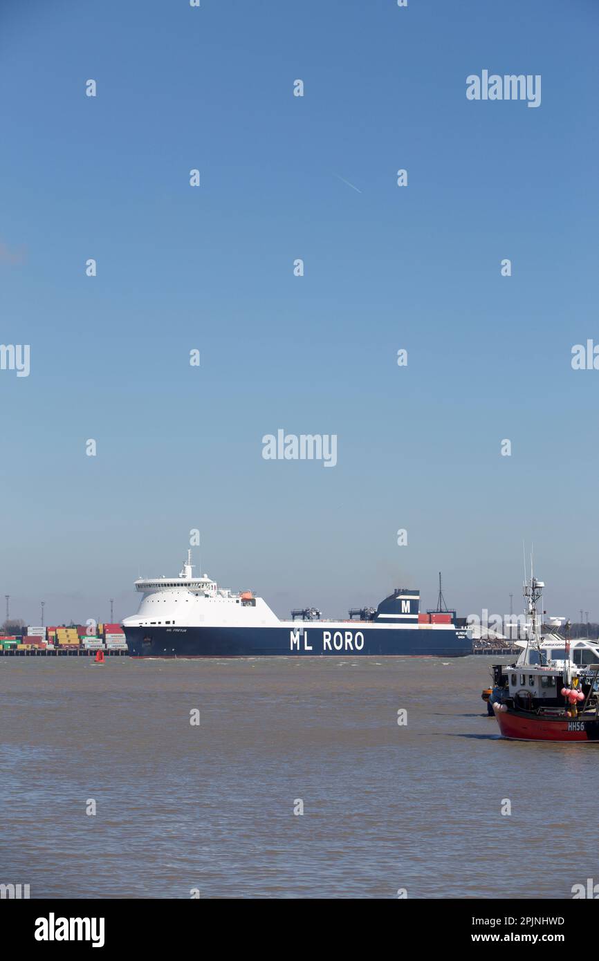 Ro-Ro (Roll On - Roll Off) Frachtschiff ML Freyja fährt nach Harwich Haven auf dem Weg zum Harwich Navyard Dock. Stockfoto