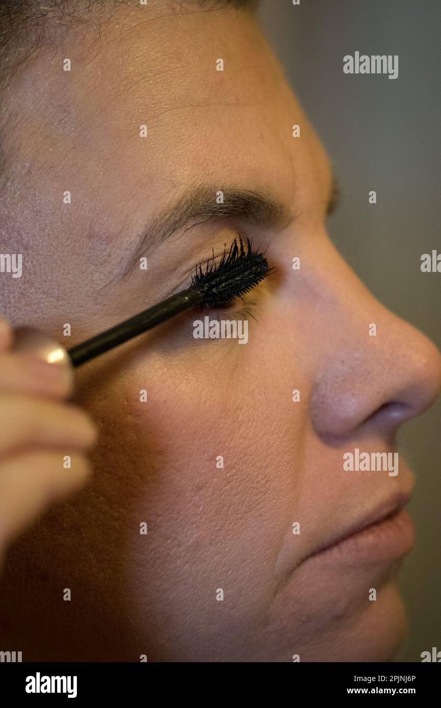 Erwachsene Frau, die Augenspitzenfüller oder Augenbrauenfüller aufträgt Stockfoto