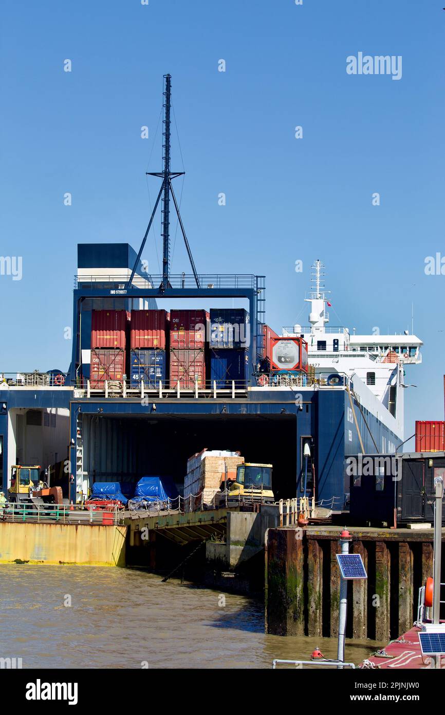 Ro-Ro (Roll on - Roll off) Frachtschiff ML Freyja liegt am Harwich Navyard Dock. Stockfoto
