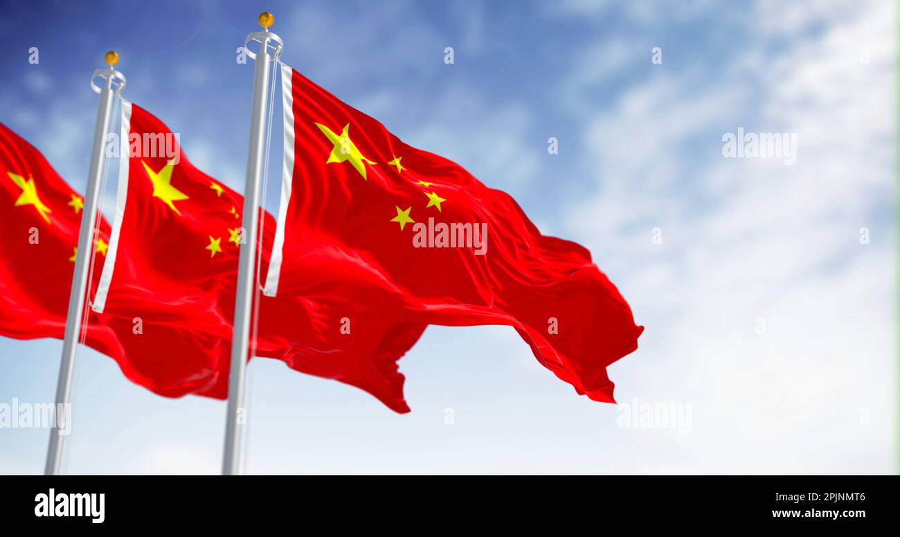 Drei Flaggen Chinas, die an einem sonnigen Tag winken. Roter Hintergrund, fünf gelbe Sterne. Der größte Stern symbolisiert die Führung der Kommunistischen Partei Chinas Stockfoto