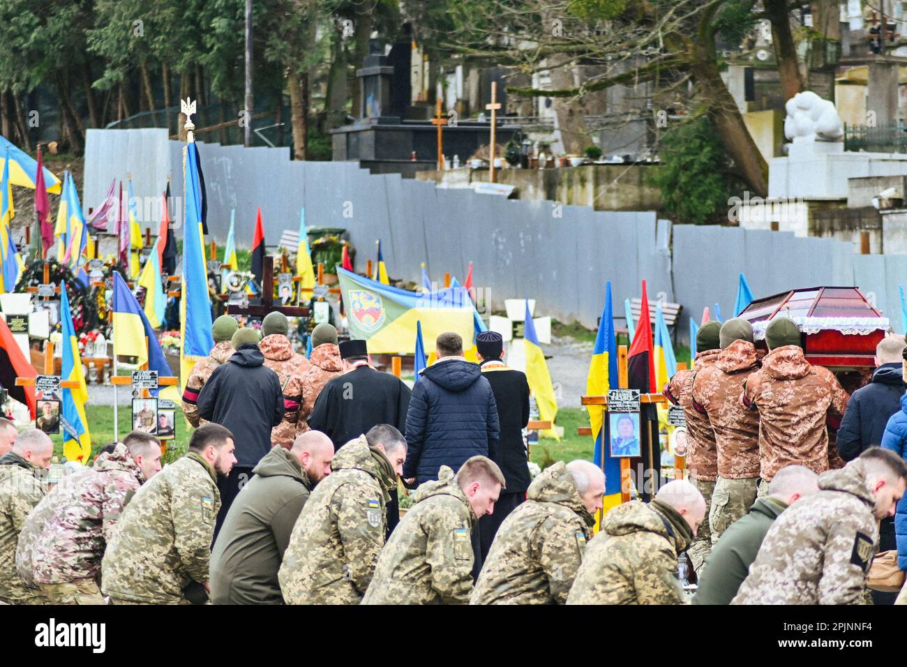 3. April 2023, Lemberg, Region Lemberg, Ukraine: Ukrainische Soldaten tragen den Sarg mit der Leiche von Lubomyr Seniv ins Grab. Trauerfeier von Lubomyr Seniv inmitten der russischen Invasion der Ukraine in der Kirche St. Peter und Paul Garrison in Lemberg, Westukraine. Lubomyr war ein ukrainischer Soldat, der am 27. März 2023 im Kampf mit russischen Truppen getötet wurde. (Kreditbild: © Adrien Fillon/ZUMA Press Wire) NUR REDAKTIONELLE VERWENDUNG! Nicht für den kommerziellen GEBRAUCH! Stockfoto