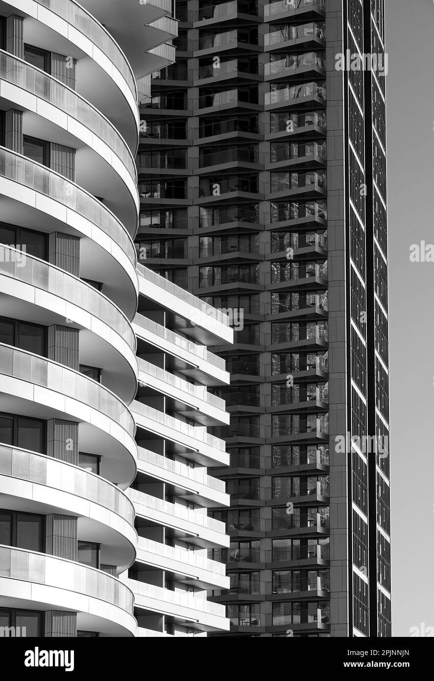 Fassadendetails in Schwarz und Weiß. Wood Wharf, London, Vereinigtes Königreich. Architekt: Stanton Williams, 2021. Stockfoto