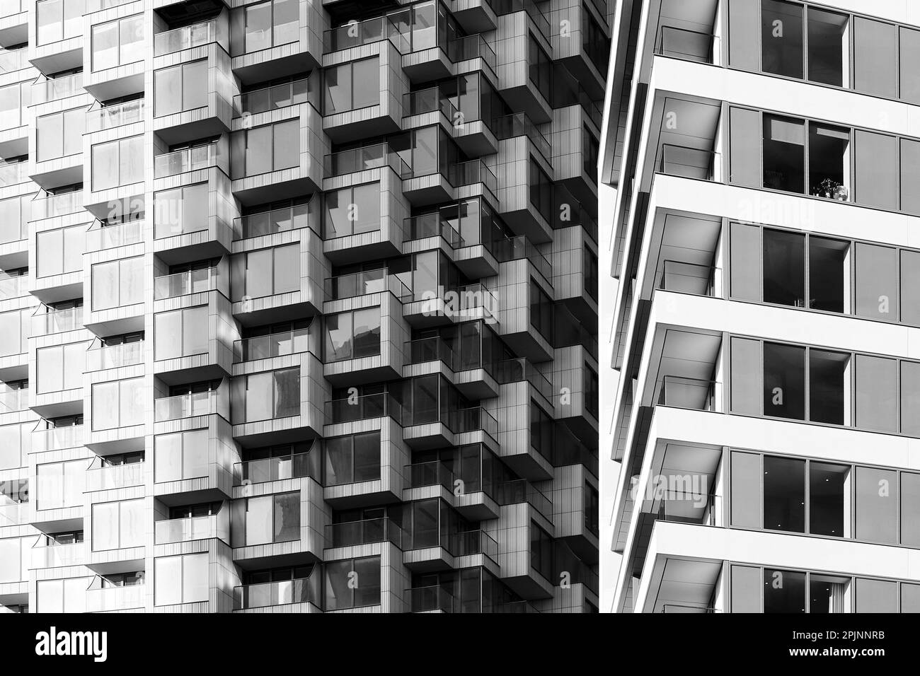 Fassadendetails in Schwarz und Weiß. Wood Wharf, London, Vereinigtes Königreich. Architekt: Stanton Williams, 2021. Stockfoto
