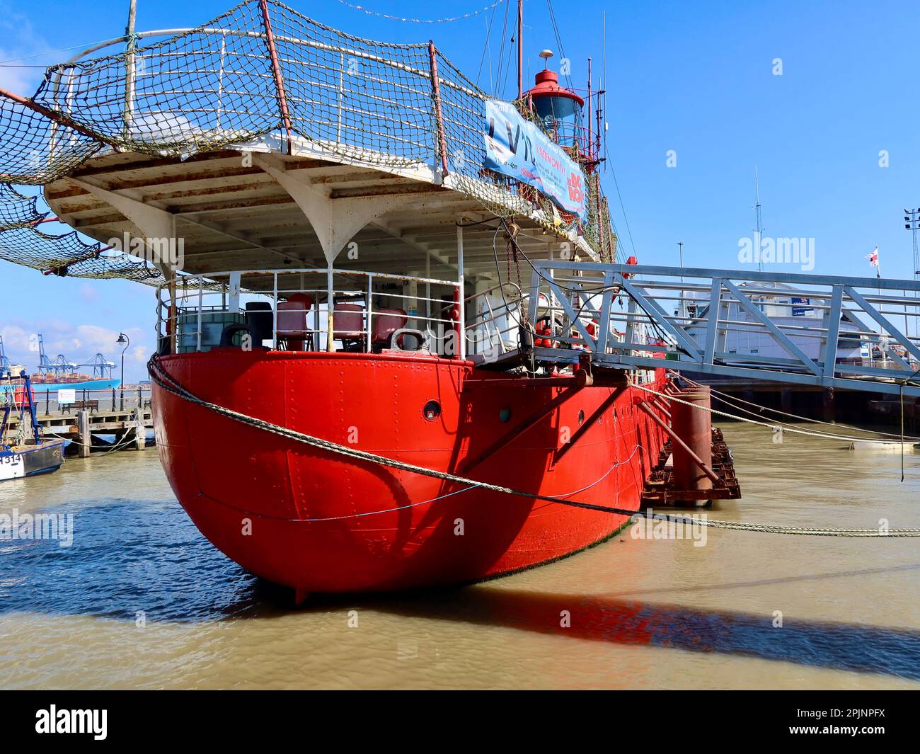 Harwich, Essex, UK - 3. April 2023 : Frühlingstag an der Küste. LV 18 das Boot, das rockte. Stockfoto