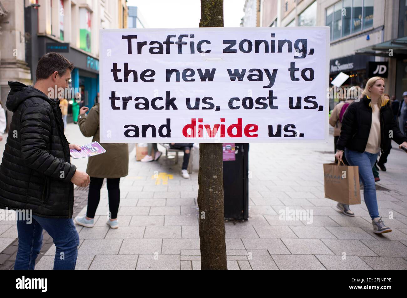 CARDIFF, WALES - 01. APRIL: Protest auf der Queen Street gegen 15-Minuten-Städte am 01. April 2023 in Cardiff, Wales. Stockfoto