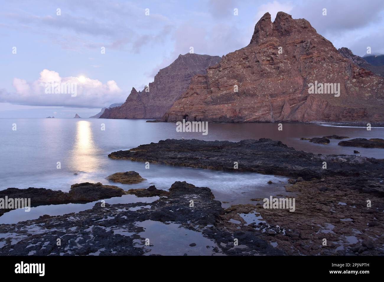 Der Mond erhebt sich in der Abenddämmerung über den Atlantischen Ozean, Punta del Hidalgo im Nordosten der Kanarischen Inseln von Teneriffa Spanien. Stockfoto