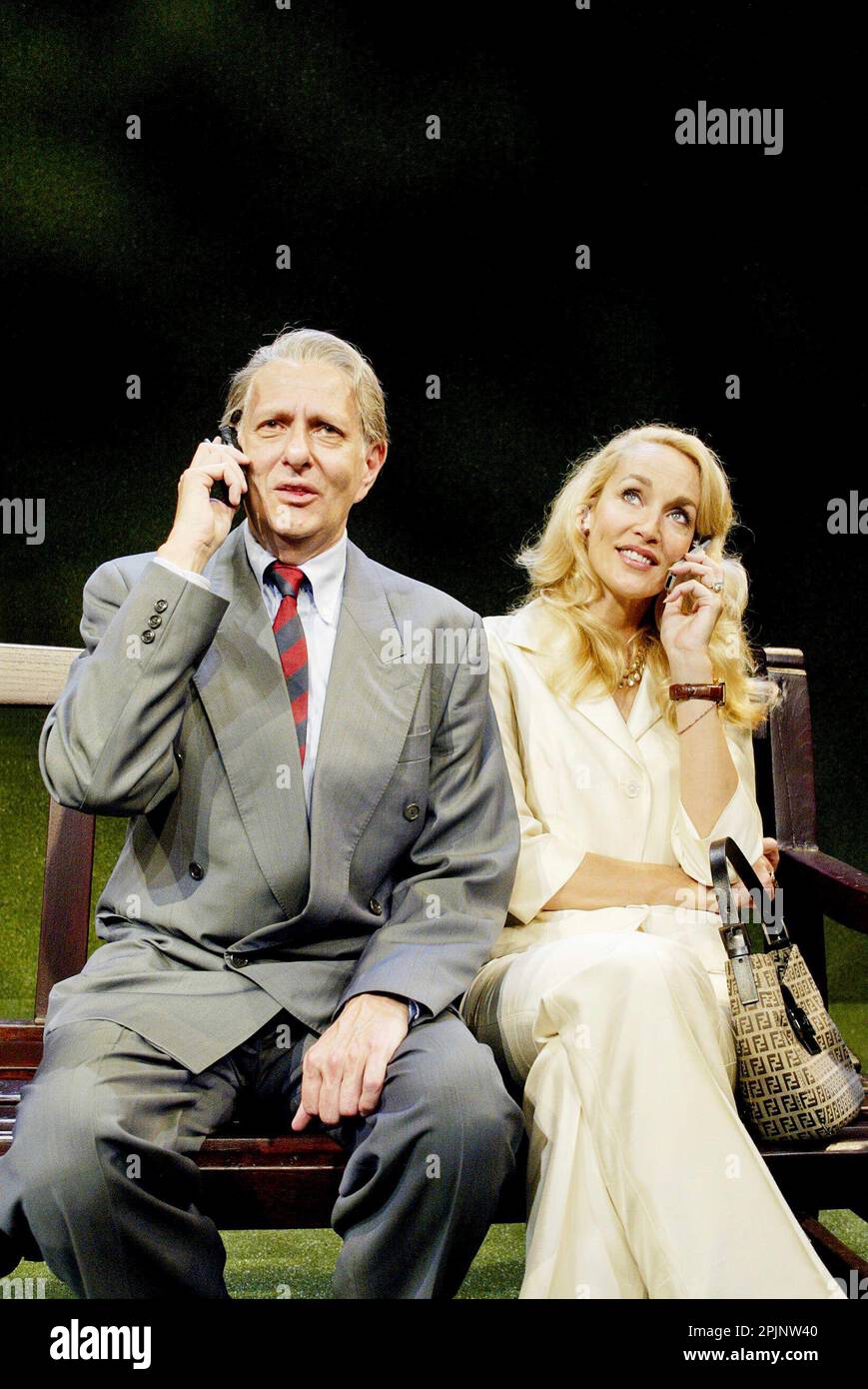 Harry Ditson (Courtney Henderson), Jerry Hall (Sugar Moran) in BENCHMARK von Bud Shrake & Michael Rudman am New End Theatre, London NW3 13/09/2002 Design: Paul Farnsworth Regisseur: Michael Rudman Stockfoto