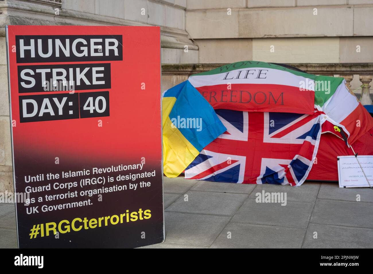 London/GB. 03. APRIL 2023. Vahid Beheshti am 40. Tag seines Hungerstreiks vor dem Auslands- und Commonwealth-Büro in London. Er appelliert an die britische Regierung, das IRGC als terroristische Organisation zu verbieten. Obwohl Vahid Beheshti während seines Hungerstreiks eine Reihe von MdEP besucht habe, sagte er, dass das zweimal ohne Antwort an Rish Sunak, den britischen Premierminister, geschrieben habe. „Ich habe meinen Geist und meinen Geist darauf vorbereitet, jeden Preis zu zahlen, bis wir dieses große Ziel erreichen.“ Vahid Beheshti. Aubrey Fagon/Alamy Live News Stockfoto