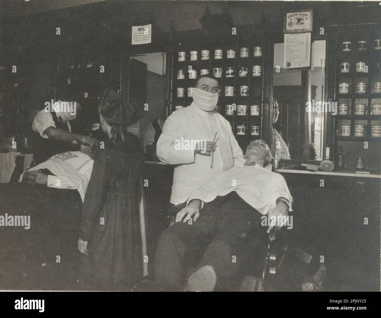 Cincinnati Barber tragen Masken, um die Ausbreitung der Spanischen Grippe zu verhindern, Cincinnati, OH, 10/26/1918. (Foto: NARA) Stockfoto