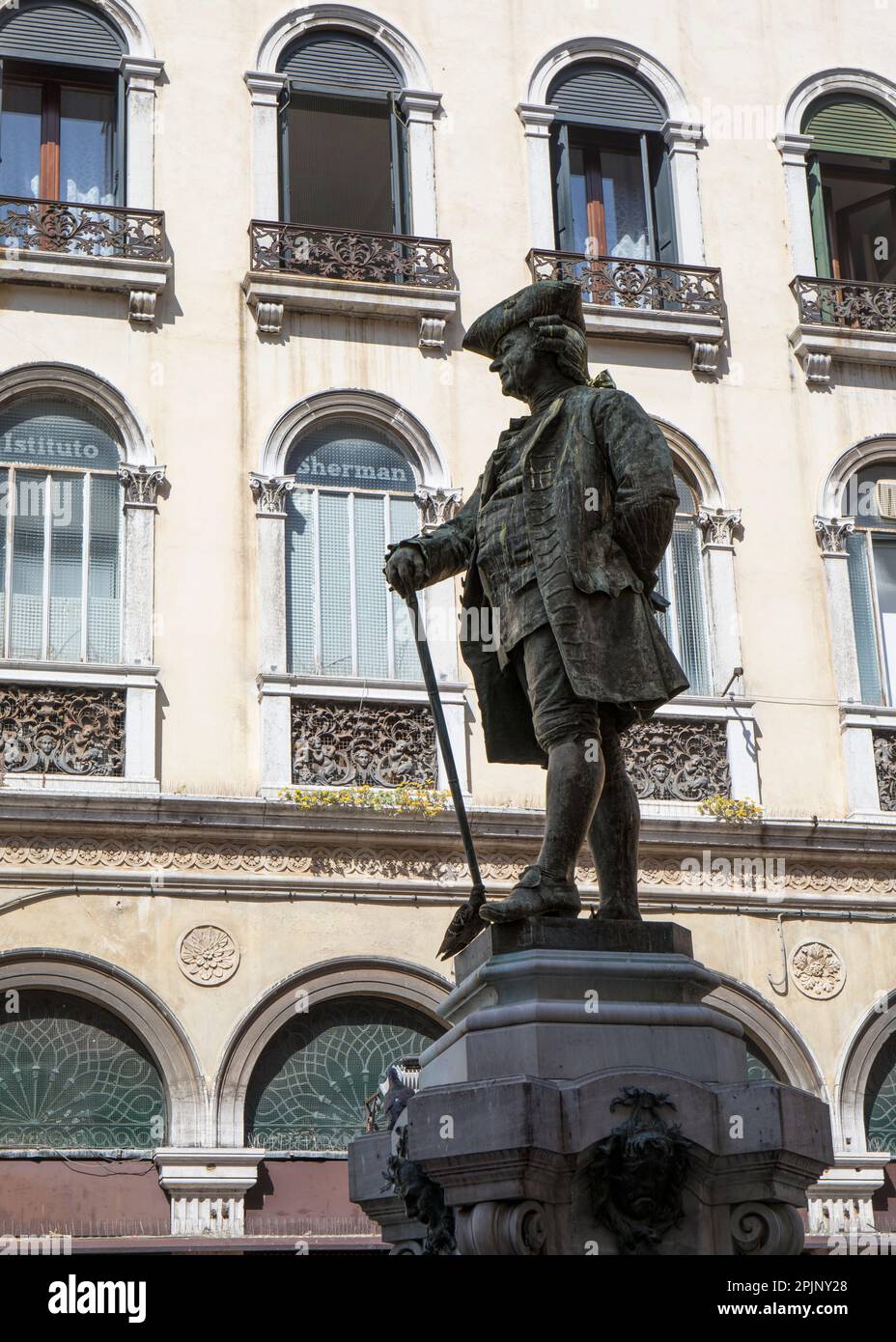 Carlo Goldoni, 1707-1793. Italienischer Dramatiker und Librettist. Statue in Campo San Bartolomeo, Venedig, Italien, geschaffen vom italienischen Bildhauer Antonio D. Stockfoto