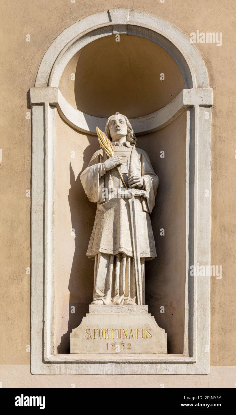 Ljubljana, Slowenien. Statue des Heiligen Fortunatus außerhalb von St. Nicholas-Kathedrale. Er wurde mit dem Heiligen Hermagoras von Aquileia Märtyrer. Stockfoto