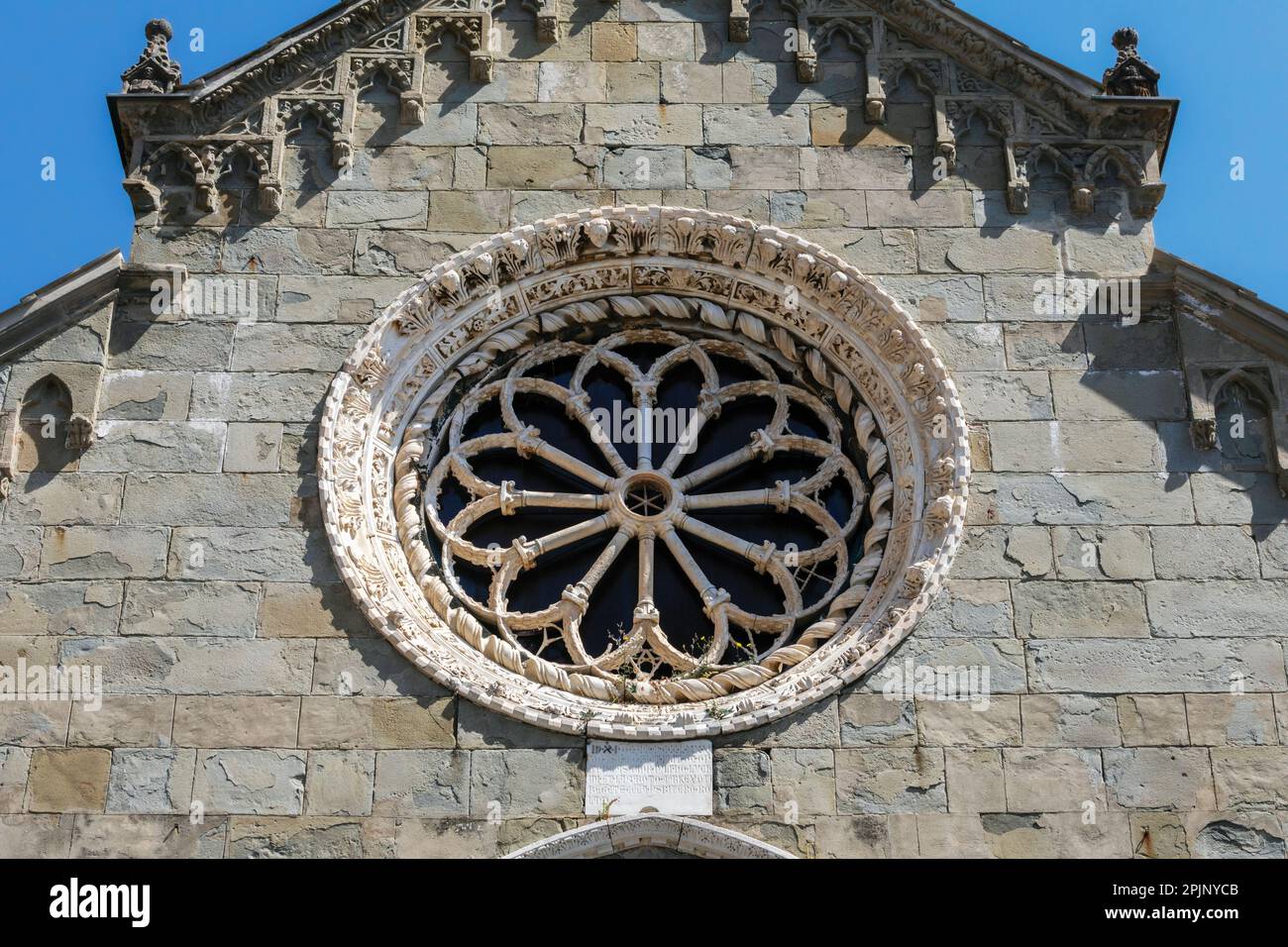 Fassade und Rosenfenster der Kirche San Lorenzo, Manarola, La Spezia, Ligurien, Italien. Die Kirche im ligurischen gotischen Stil stammt aus der Mitte des 14. jahrhunderts Stockfoto